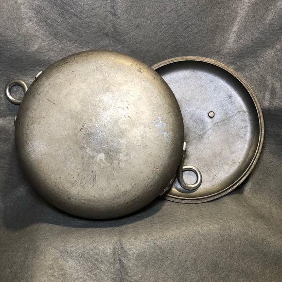 VINTAGE HALLITE WEAREVER 8” ALUMINUM POT #902, TWISTED HANDLES, ORIGINAL LID - Picture 4 of 7